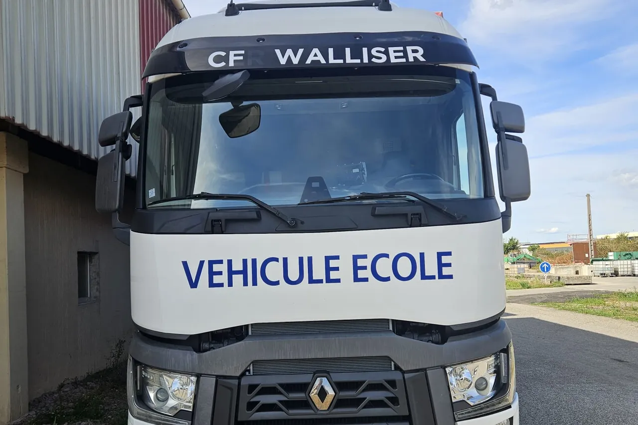 L’ensemble routier du centre : porteur et remorque.