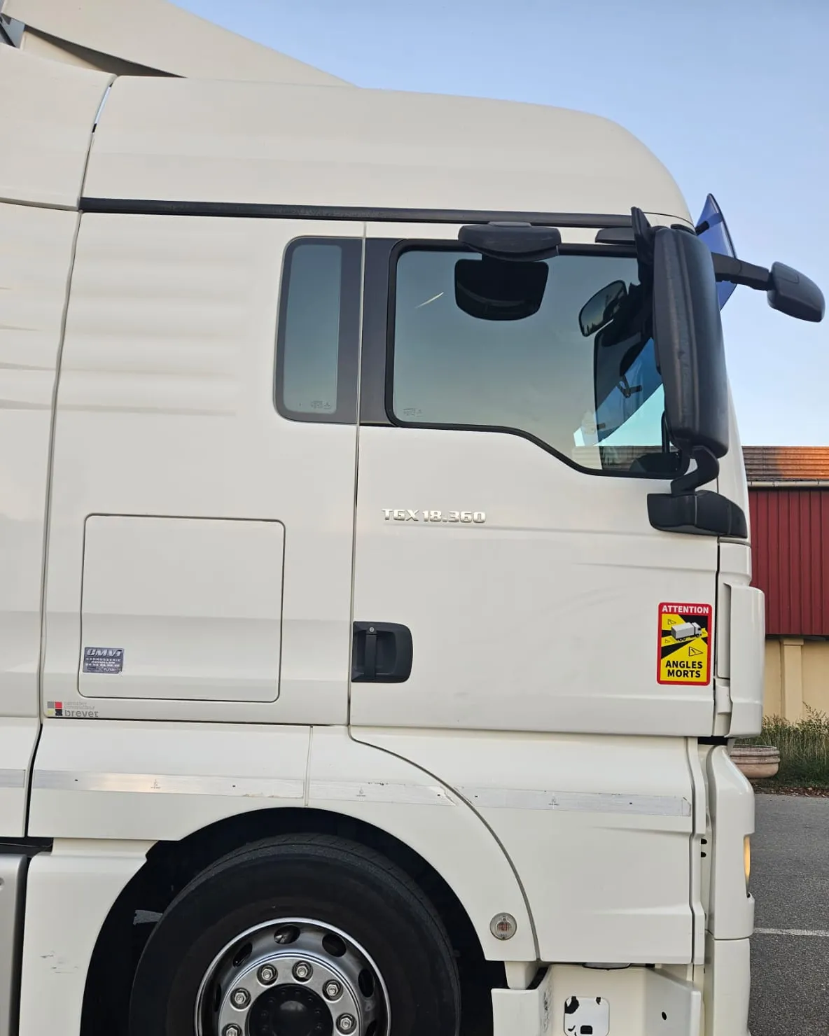 La cabine du porteur MAN, avec l’inscription TGX 18.360 sur la portière.